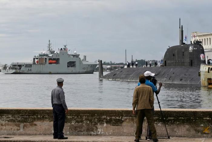 6月14日，加拿大巡逻舰抵达哈瓦那港口时，经过港内的俄海军核潜艇。（路透社）