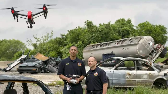 得州奥斯汀消防局工作人员演示大疆无人机。图源：美媒