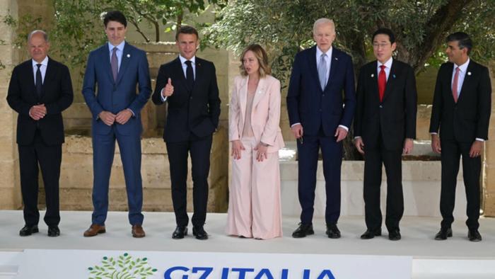 6月13日，G7国家领导人在意大利参加G7峰会期间合影。图源：外媒