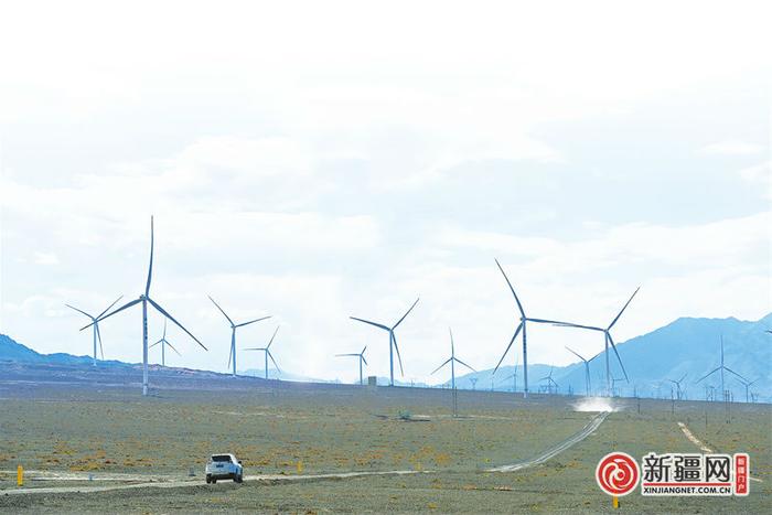 达坂城区盐湖附近已建成的风电机组。(6月12日摄)(全媒体记者陈岩摄)