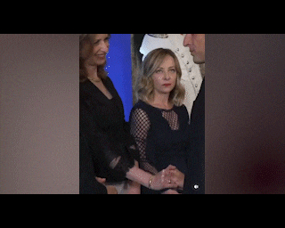 图为社交媒体上流传的意大利总理梅洛尼与法国总统马克龙“互动”一幕的截图 图源：社交媒体X