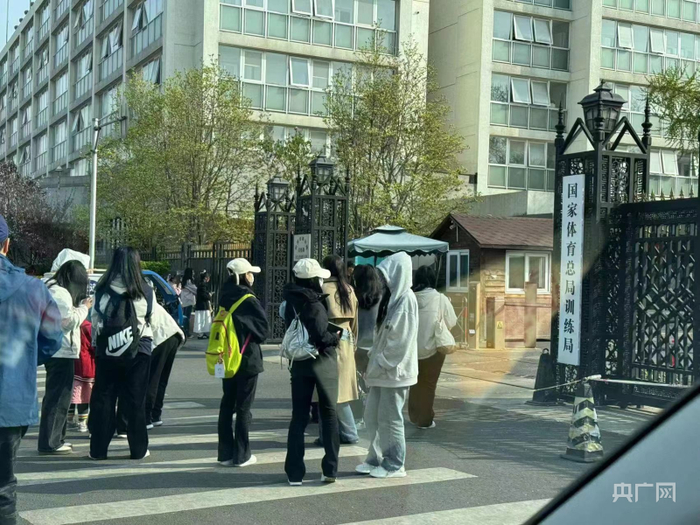 国家体育总局训练局门口，常年有代拍者和粉丝聚集