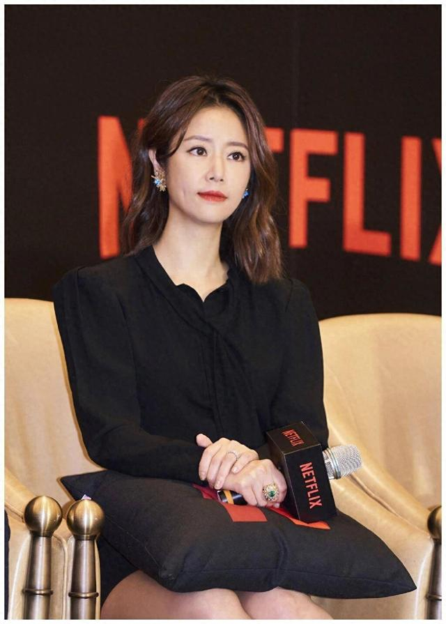 不过,直发太过于常见普通,不如林心如这款微卷的锁骨发更具魅力,对于