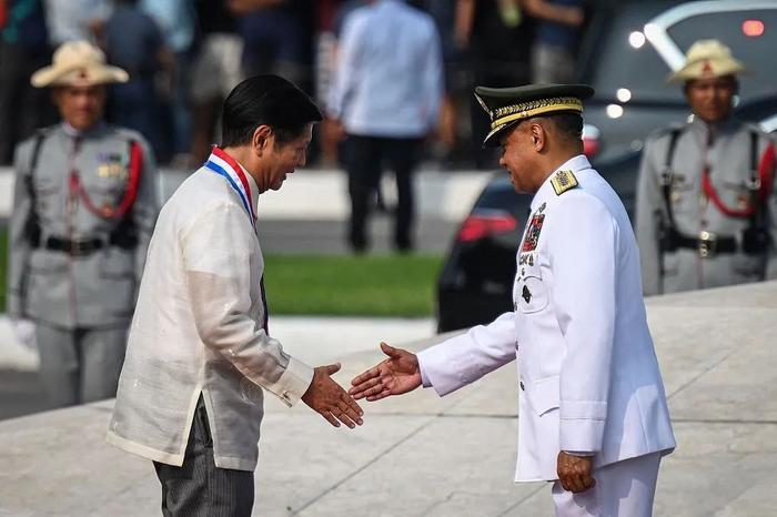 菲律宾总统马科斯（左）和菲律宾武装戎行总咨询长布劳纳 而已图（视觉中国）