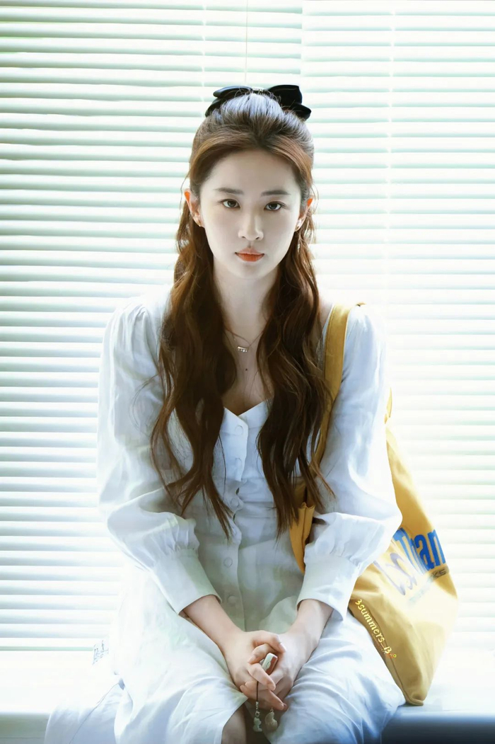 黄亦玫的爱情与婚姻：女孩到女人的成长之路！爱自己是人生大事-黄亦年龄