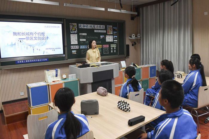 北京市延庆区八达岭学校的美术教师牛淇在为学生讲授长城元素文创系列课程（5月24日摄）。新华社记者 陈钟昊 摄