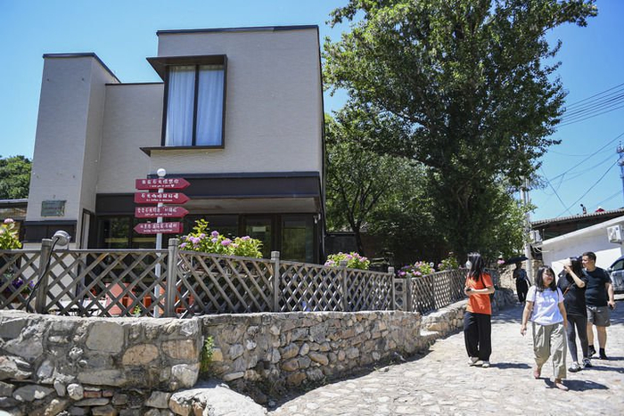 游客在石峡村观光（6月1日摄）。新华社记者 陈钟昊 摄