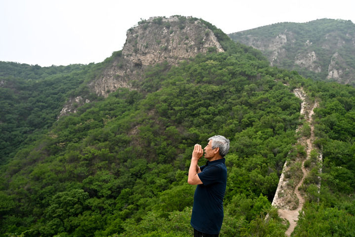 80岁的长城保护员梅景田在石峡村的明长城上（5月23日摄）。新华社记者 刘金海 摄