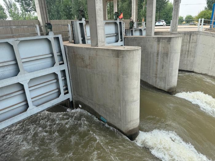 6月15日，漳滏河灌区狄邱枢纽加大流量放水