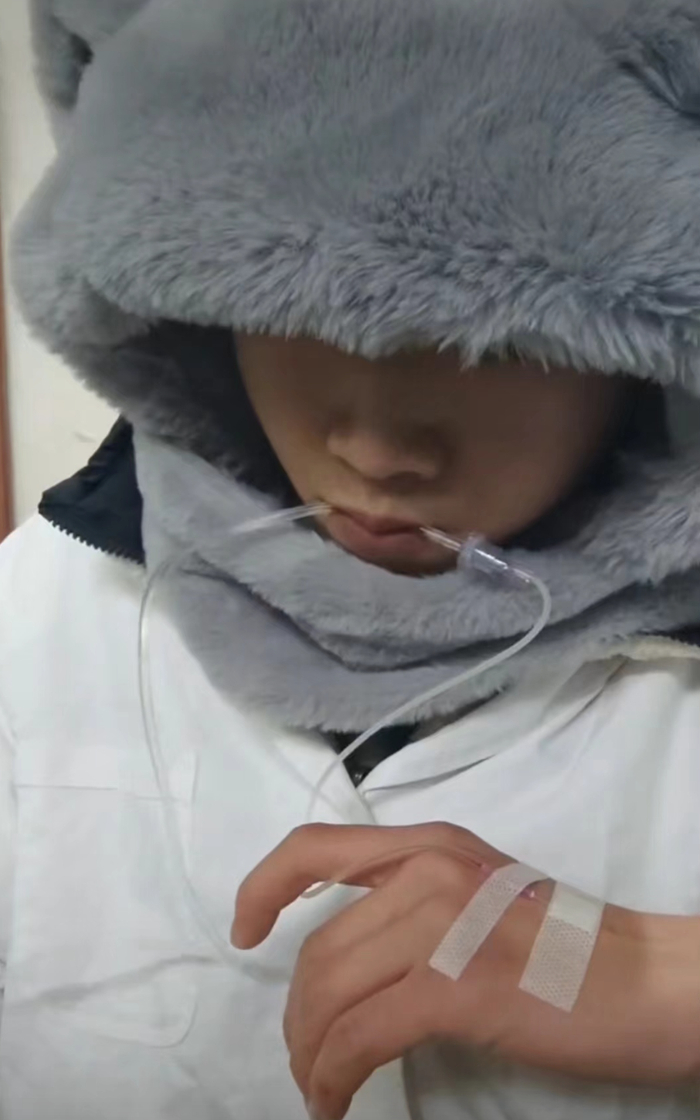 胡依文为自己打点滴。（图/受访者供图）