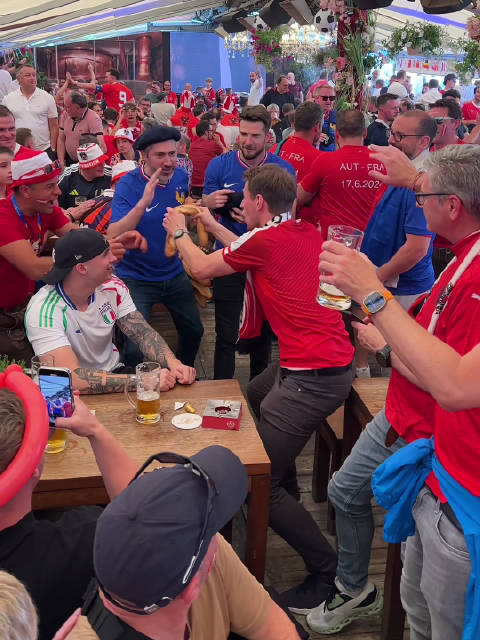 哈哈哈~~奥地利球迷在法国球迷面前掰断法棍