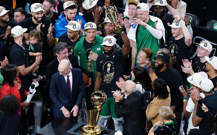 杰伦·布朗举起总决赛MVP奖杯，好兄弟塔图姆为他送上掌声。  图/IC photo