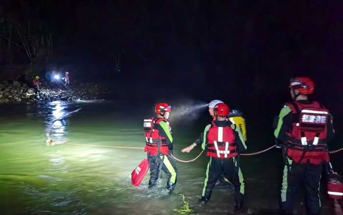 强降雨致河水上涨两名驴友被困，福建福州消防冒雨六小时成功救援-福州水灾最新消息