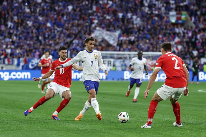 ▲当地时间2024年6月17日，法国队球员格里兹曼（前中）在欧洲杯比赛中传球。图/新华社