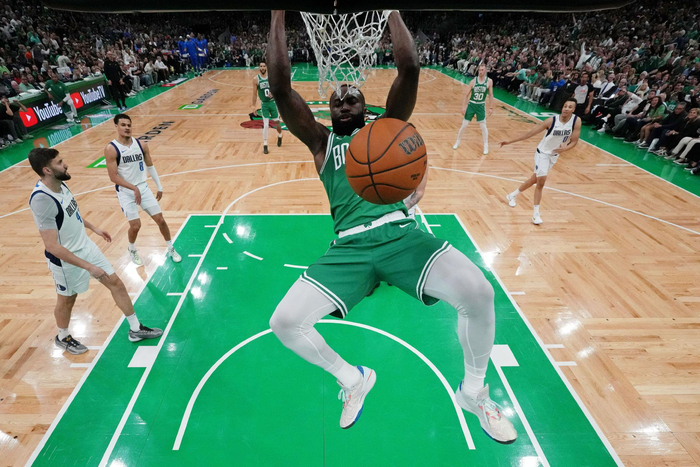 总决赛第五场，布朗霸气灌篮。  图/IC photo