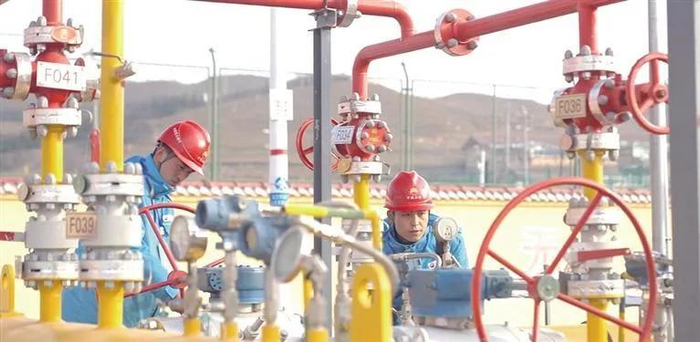 甘肃昆仑燃气公司工作人员开展管道隐患排查工作 陶奕冰 摄