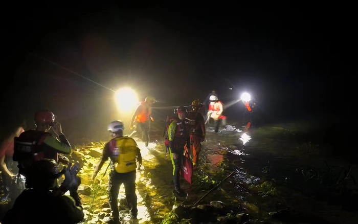 强降雨致河水上涨两名驴友被困，福建福州消防冒雨六小时成功救援-福州水灾最新消息