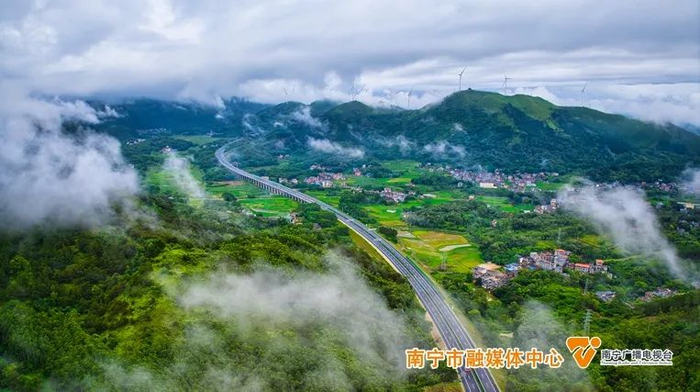 最新!南宁—湛江高速公路广西段建成通车