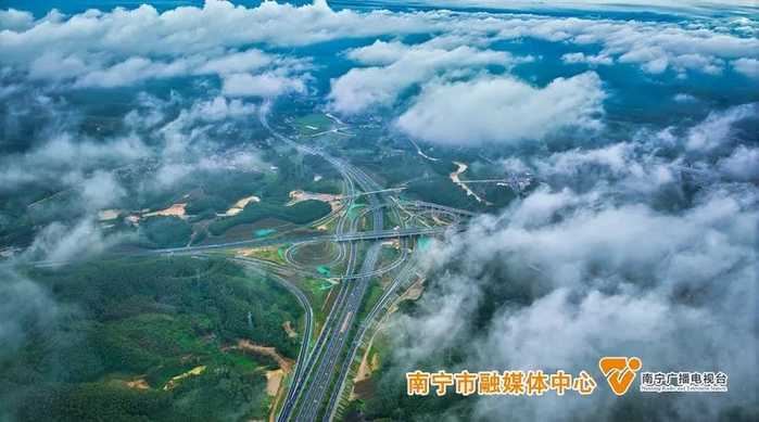 最新!南宁—湛江高速公路广西段建成通车