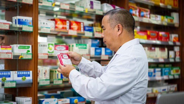 药品比价背后:单体药店更难了,连锁药房"赔本赚吆喝"