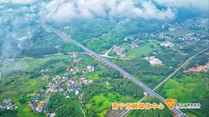 最新!南宁—湛江高速公路广西段建成通车