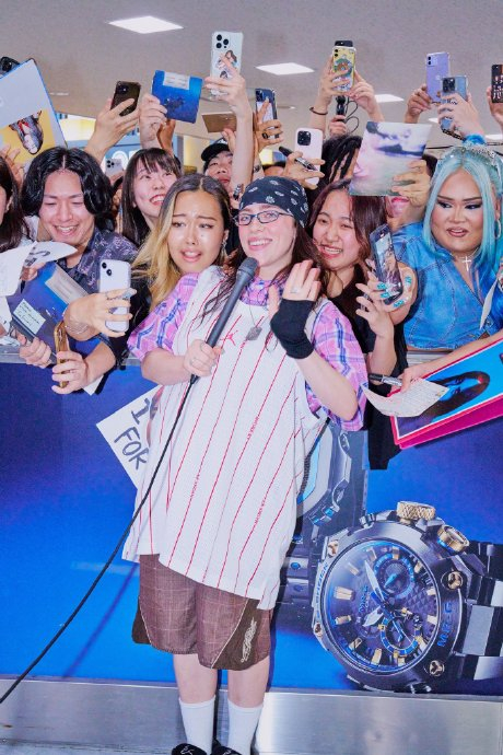 碧梨billie eilish今天早些时候已抵达日本宣传新专辑