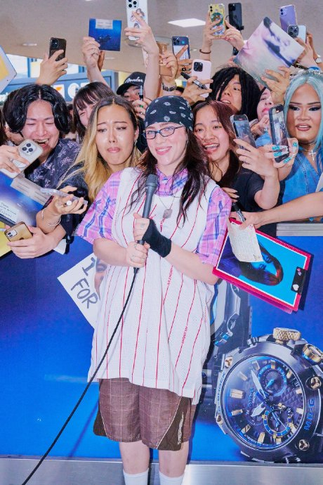 碧梨billie eilish今天早些时候已抵达日本宣传新专辑