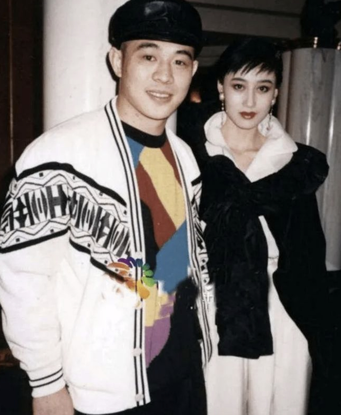 李连杰到海拔4000米高山修行,62岁利智同行,夫妻牵手修行好恩爱