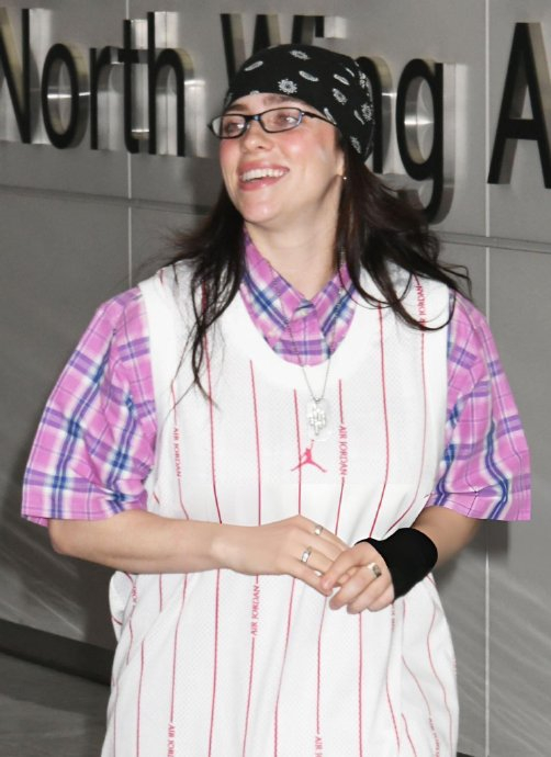 碧梨billie eilish今天早些时候已抵达日本宣传新专辑