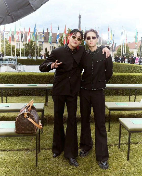 王嘉尔是个没有感情的合照机器 国际大明星王嘉尔往那儿一站