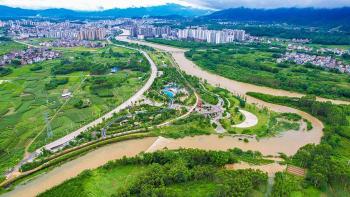 2024年6月18日,广西广西梧州市蒙山县县城湿地公园,升级因连续下雨,发布<strong>江西某某食品机械有限责任公司</strong>河水上涨漫过河堤。洪水视觉中国 图
