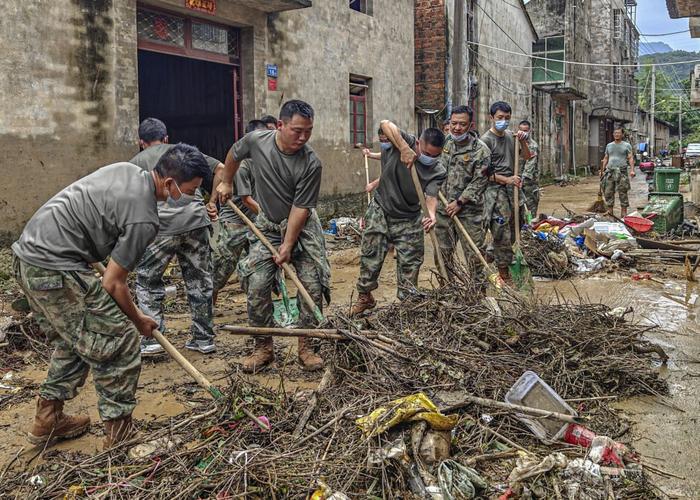 6月16日，在福建省政和县东平镇范屯村，政和县民兵应急分队在清理淤泥和杂物。（受访者供图）