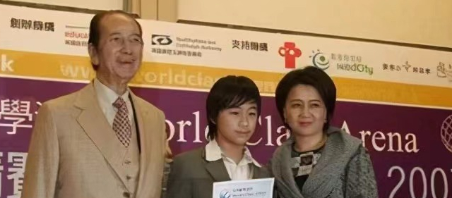 ▲注：图为何猷君一家