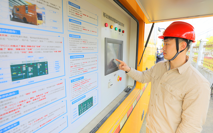 工作人员利用移动储能车护航制茶“尖峰时刻”