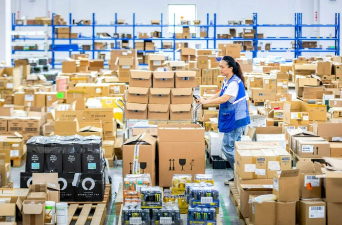 ▲资料图：6月18日，在某地一货运仓库内，工作人员正按照订单配送货品。图/新华社