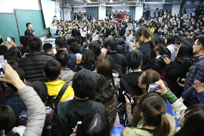 3小时入账2亿，张雪峰们都在赚谁的钱？-张雪峰 1500万