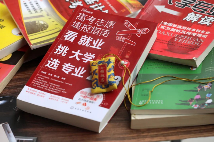 3小时入账2亿，张雪峰们都在赚谁的钱？-张雪峰 1500万