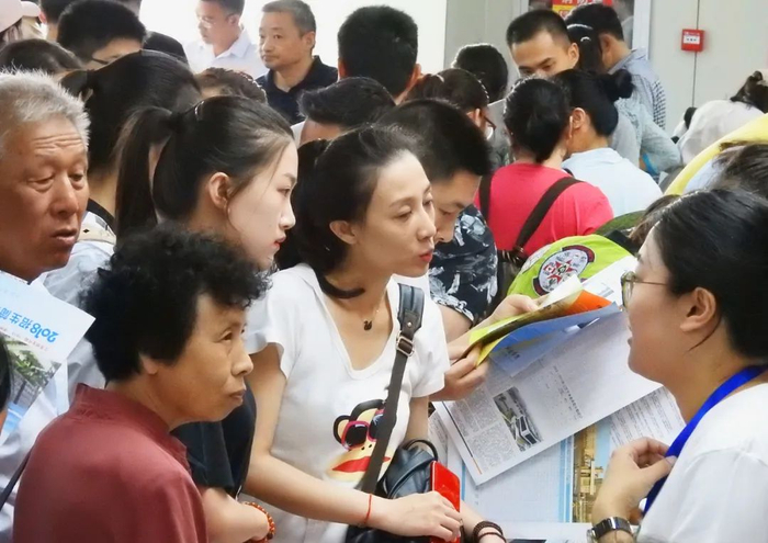 3小时入账2亿，张雪峰们都在赚谁的钱？-张雪峰 1500万