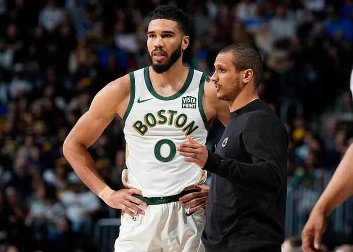 "马祖拉说道,"球队的特权球员就是球队的基石……我觉得他让每个人的