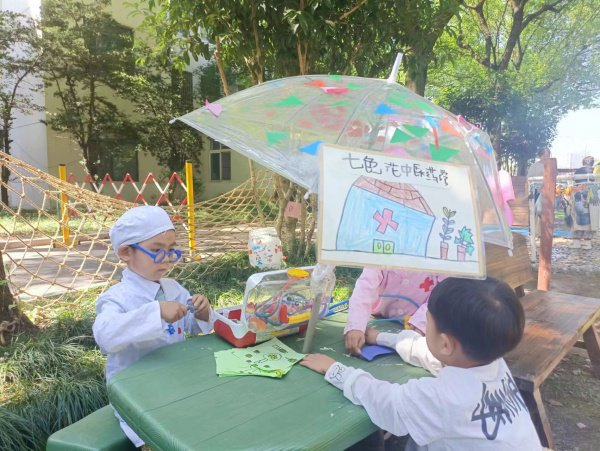 图说:张江经典幼儿园孩子探秘奇妙世界 王蔚 摄影有的在沙坑里挖呀挖