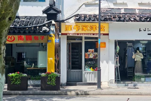 小店主打炸猪排和咖喱饭,虽然门头不大,但是上去二楼之后并不局促