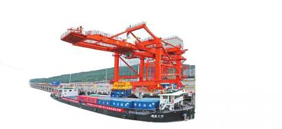 从广元港到重庆港的集装箱船舶。