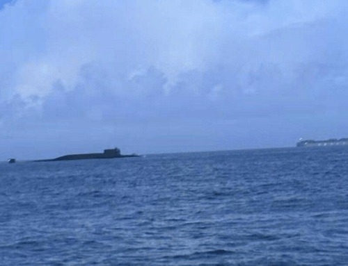 解放军094a战略核潜艇在"台海中线"上浮