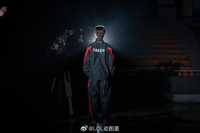 李总都觉得贵!faker:名人堂阿狸皮肤价格有点贵 外形很漂亮