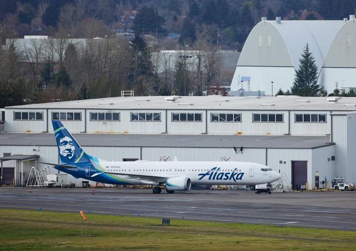 ▲2024年1月6日，好意思国阿拉斯加航空公司发生事故的波音737 MAX9型客机靠岸在好意思国波特兰的一处维修站。图/新华社