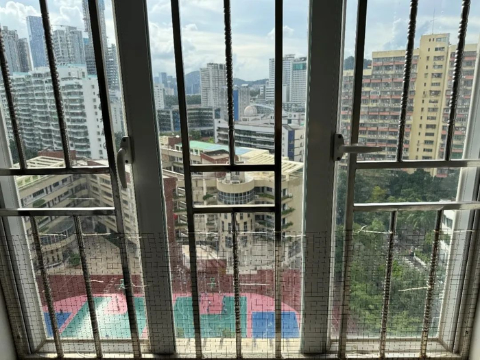 在福田区长安花园小区的一处在售房源内，记者发现可直接看到百花小学的操场。刘逸鹏/摄