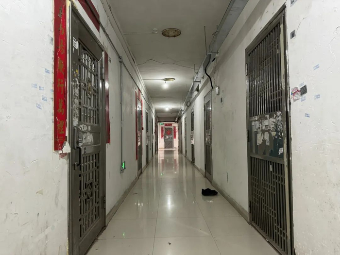 八卦岭宿舍区楼道内景。刘逸鹏/摄