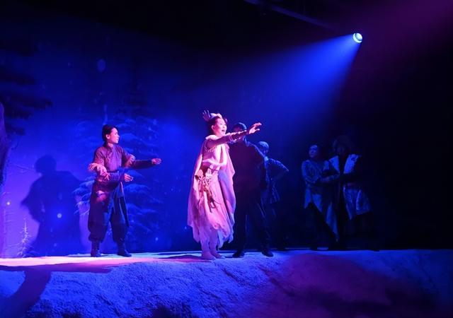 6月13日，经三年打造，大型室内沉浸式文旅演艺IP《粉雪传奇》在长白山圆满完成首秀。钱文波 张野 摄