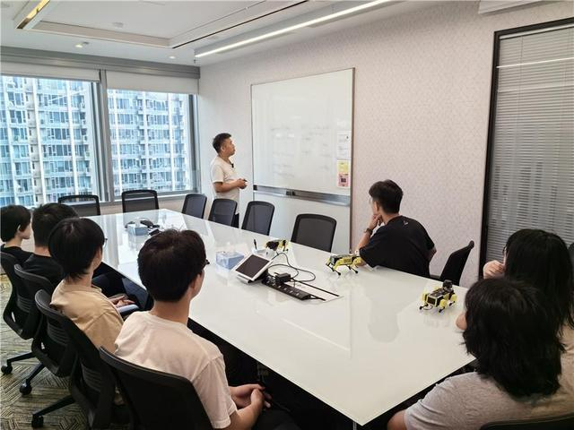 芒砀科技有限公司员工正在使用香港科学园内大楼的公共会议室。人民网 杨春燕摄