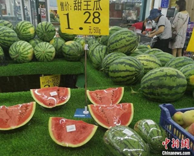 图为北京某超市售卖的甜王瓜。 中新网 谢艺观 摄